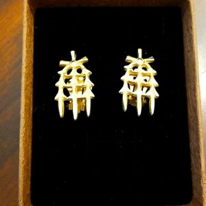 Vintage Metropolitan Museum of Art gold tone clip on earrings